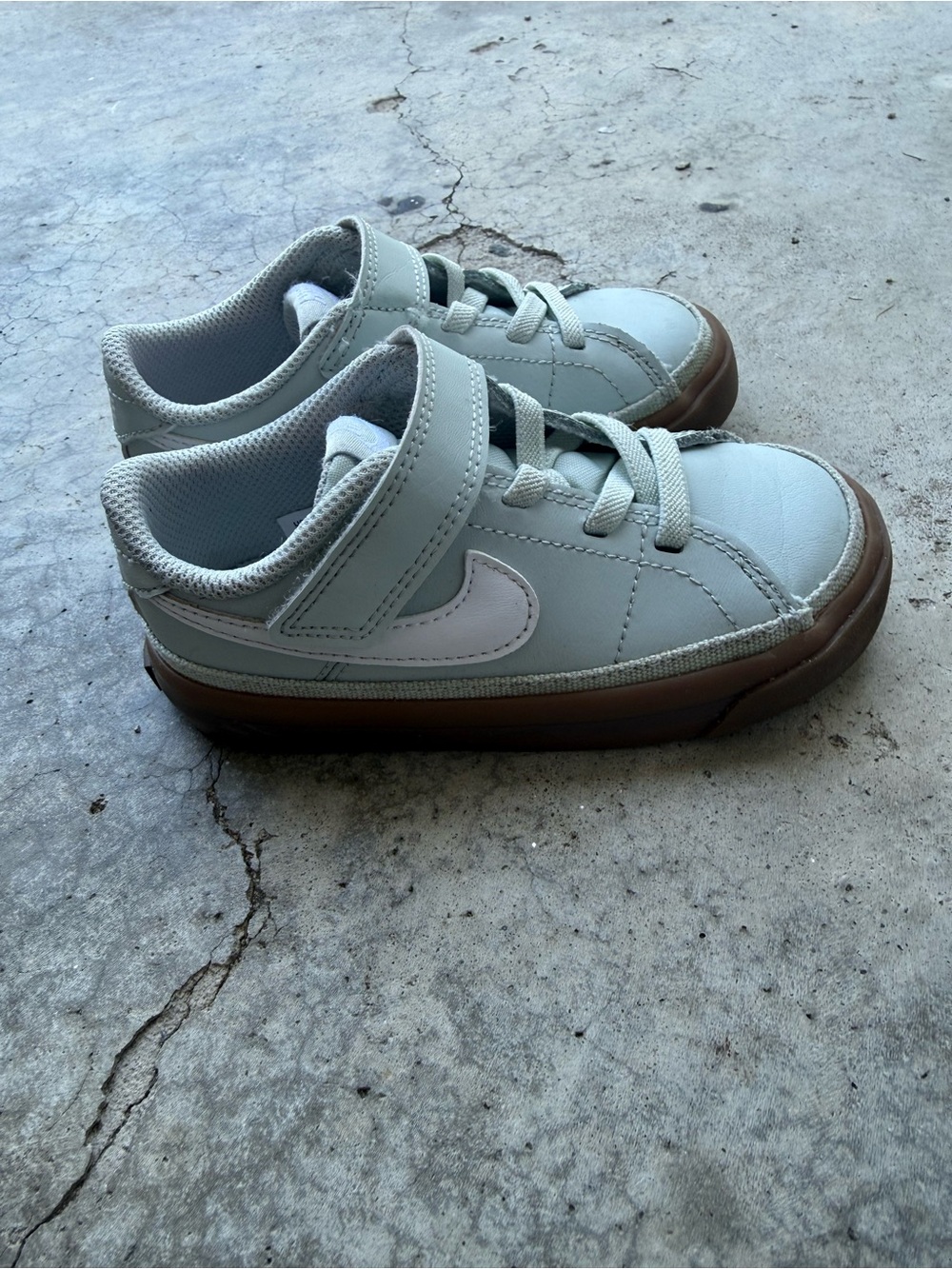 Nike Toddler Court Legacy Light Blue and white Low-Top Sneakers with gum sole 8C
